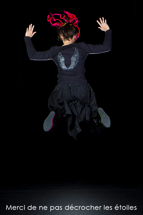 Merci de ne pas décrocher les étoiles_spectacle_Christelle-Pontie Photo de Christelle Pontié sur scène pour la pièce de théâtre : Merci de ne pas décrocher les étoiles