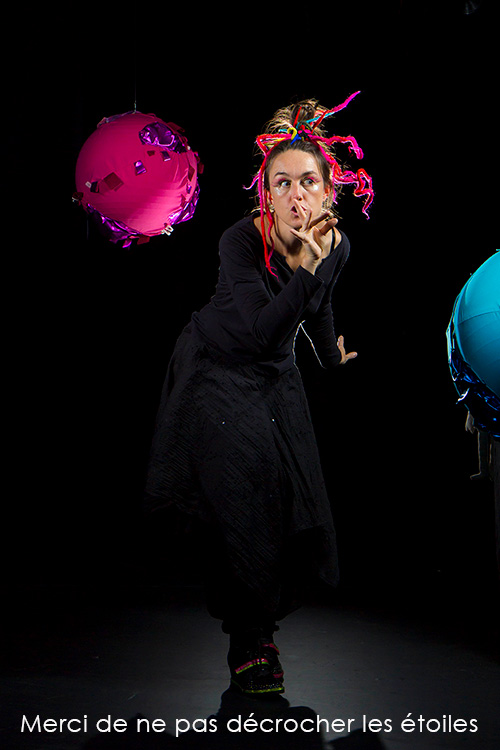 Merci de ne pas décrocher les étoiles_spectacle_Christelle-Pontie Photo de Christelle Pontié sur scène pour la pièce de théâtre : Merci de ne pas décrocher les étoiles