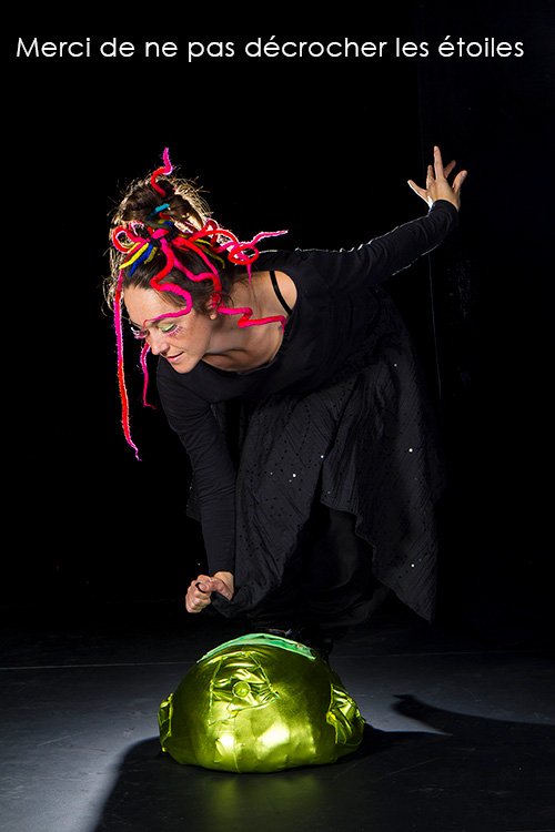 Merci de ne pas décrocher les étoiles_spectacle_Christelle-Pontie Photo de Christelle Pontié sur scène pour la pièce de théâtre : Merci de ne pas décrocher les étoiles
